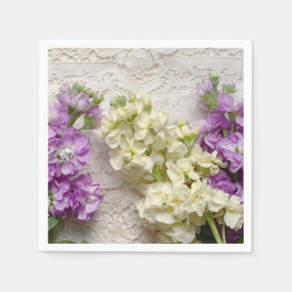 Frische Lilien an der alten Spitze Serviette