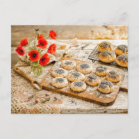 Frische Mohnbrötchen in einer rustikalen Vintage-K