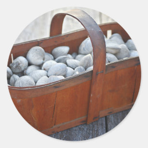 Frische Muscheln in altem englischen Holzkorb Runder Aufkleber