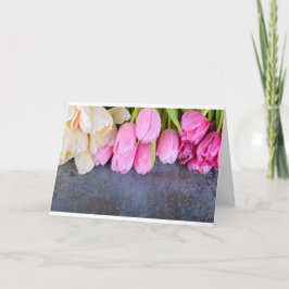 Frische rosa Tulpen auf grauem Steinboden Karte