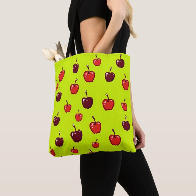 Frische rote Apfeltasche mit grünem Hintergrund  (Von Nahem)