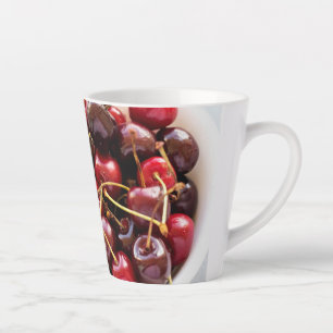 Frische rote Kirschen in einer Schüssel Fotografie Milchtasse