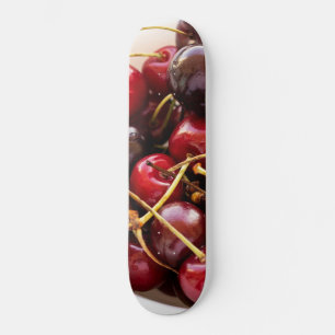 Frische rote Kirschen in einer Schüssel Fotografie Skateboard