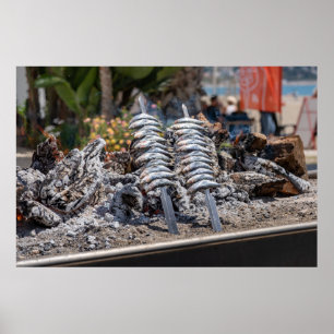 Frische Sardinen, die über offene Flammen am Stran Poster