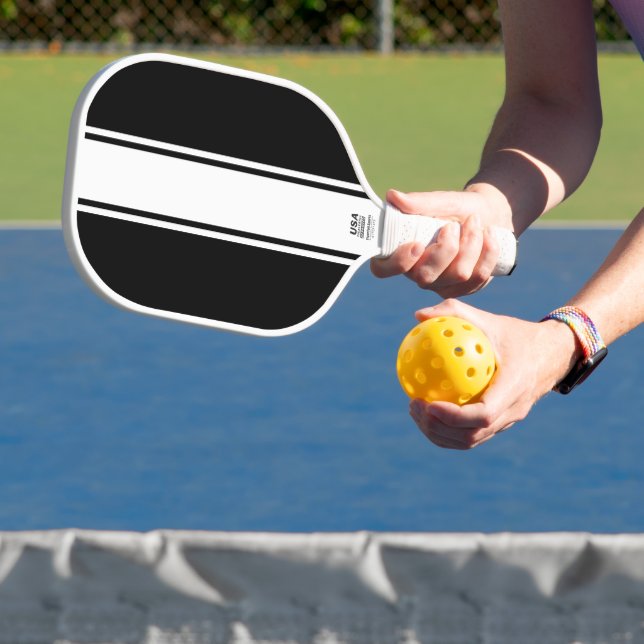 Frische schwarze, schlanke, weiße Streifen Pickleball Schläger (InSitu)