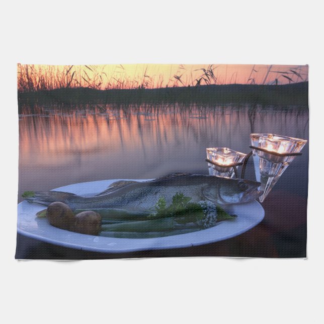 Frischer Fisch auf dem Teller mit Gemüse Handtuch (Horizontal)