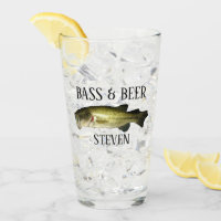 Frischer Frischbarsch und Bier trinkendes Glas