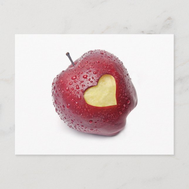 Frischer roter Apfel mit einem Herzen formte Postkarte (Vorderseite)