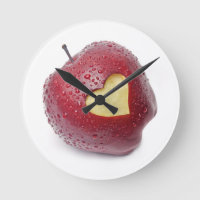 Frischer roter Apfel mit einem herzförmigen Symbol