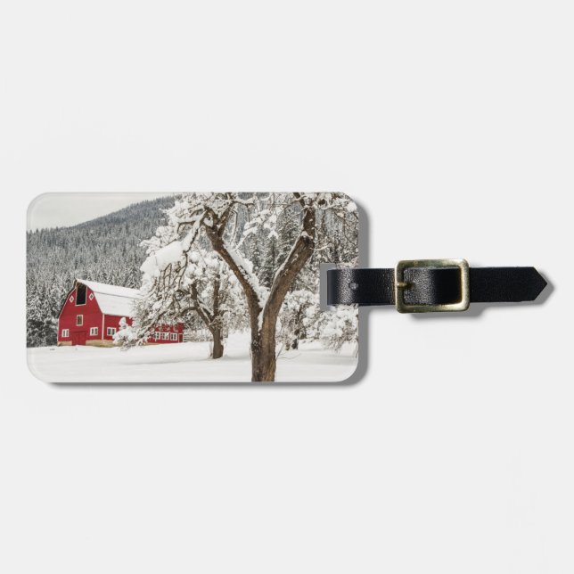 Frischer Schnee auf roter Scheune Gepäckanhänger (Vorderseite horizontal)