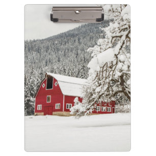 Frischer Schnee auf roter Scheune Klemmbrett