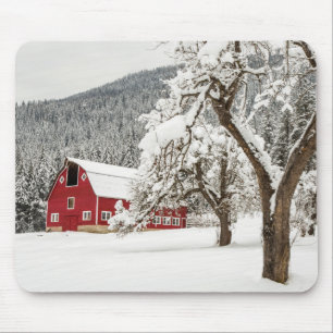Frischer Schnee auf roter Scheune Mousepad