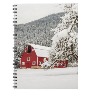 Frischer Schnee auf roter Scheune Notizblock