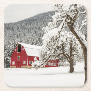 Frischer Schnee auf roter Scheune Rechteckiger Pappuntersetzer