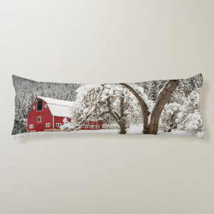 Frischer Schnee auf roter Scheune Seitenschläferkissen