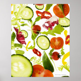 Frisches gemischtes Salatgemüse, das unter Kamera Poster