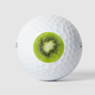 Frisches Kiwi. Runde Scheibe abgeschieden Golfball