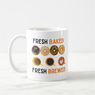 Frischgebackene frisch gebackene Donuts und Kaffee Kaffeetasse