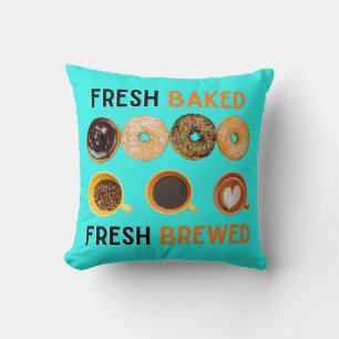 Frischgebackene frisch gebackene Donuts und Kaffee Kissen
