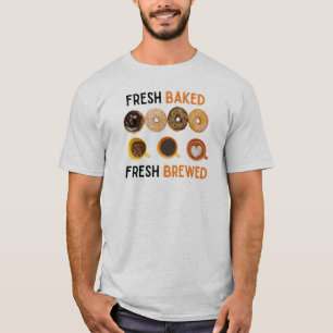 Frischgebackene frisch gebackene Donuts und Kaffee T-Shirt