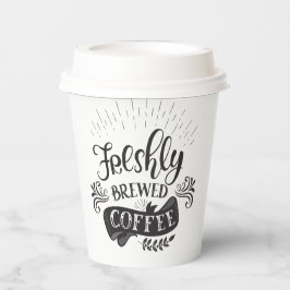 Frischgebackenes Kaffeepapier Pappbecher