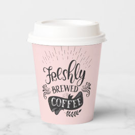 Frischgebackenes Kaffeepapier Pappbecher