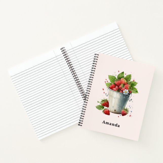 Frischgepflückte Erdbeeren in einem Eimer Notizbuch (Innenseite)