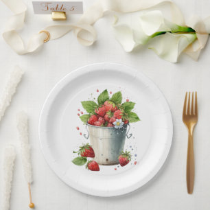 Frischgepflückte Erdbeeren in einem Eimer Pappteller