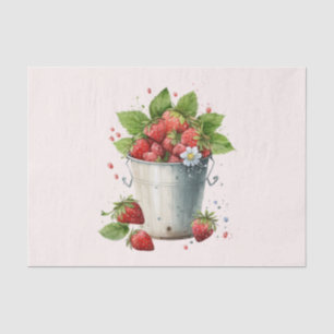 Frischgepflückte Erdbeeren in einem Eimer Seidenpapier