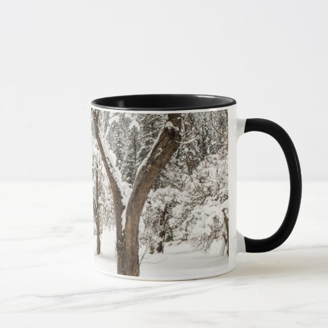 Frischschnee auf roter Scheune Tasse (Rechts)