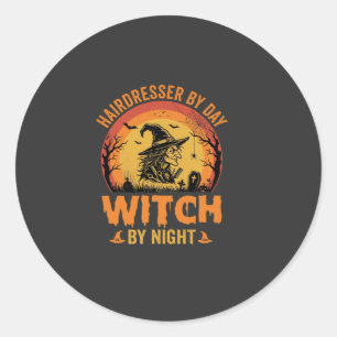 Friseur bei Tag, Hexe bei Nacht, Halloween-Design Runder Aufkleber