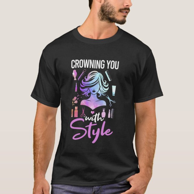 Friseur, der Sie mit Stil krönt Friseuse T-Shirt (Vorderseite)