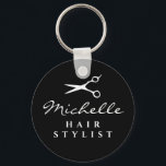 Friseur-Friseursalonschere individuelle Name Schlüsselanhänger<br><div class="desc">Friseursalonschere aus Friseursalon individuelle Name Schlüsselanhänger. Elegante Skripttypografie und benutzerdefinierte Hintergrundfarbe. Klassisches Schlüsselkettendesign für Friseur, Mitarbeiter, Mitarbeiter, Mitarbeiter, Kollegen, Kosmetiksalon Besitzer, Lehrer, Student etc. Einzigartige Weihnachts- oder Geburtstagsgeschenkidee für ihn oder sie. Auch nett wie Gastgeschenk oder Geschäft geben. Fügen Sie optional Ihren eigenen Firmennamen oder Slogan hinzu. Silhouette für Schwarzweiß-Farbwerkzeug....</div>