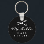 Friseur-Friseursalonschere individuelle Name Schlüsselanhänger<br><div class="desc">Friseursalonschere aus Friseursalon individuelle Name Schlüsselanhänger. Elegante Skripttypografie und benutzerdefinierte Hintergrundfarbe. Klassisches Schlüsselkettendesign für Friseur, Mitarbeiter, Mitarbeiter, Mitarbeiter, Kollegen, Kosmetiksalon Besitzer, Lehrer, Student etc. Einzigartige Weihnachts- oder Geburtstagsgeschenkidee für ihn oder sie. Auch nett wie Gastgeschenk oder Geschäft geben. Fügen Sie optional Ihren eigenen Firmennamen oder Slogan hinzu. Silhouette für Schwarzweiß-Farbwerkzeug....</div>