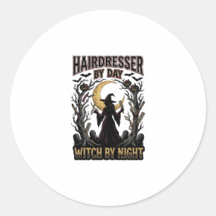 Friseur-Hexe Halloween-Stylist bei Tag Design_ Runder Aufkleber