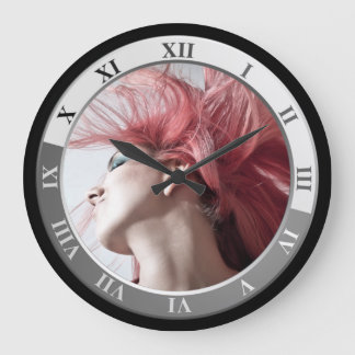 Friseur-Schönheitssalon mit großer Uhr