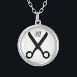 Friseur Scissors individuellen Namen oder Versilberte Kette<br><div class="desc">Diese Halskette kennzeichnet ein Bild eines Paares schwarzer Scheren und ein völlig kundengerechter Name oder ein Monogramm auf der Spitzenmitte. Stellt einen großen Zusatz für einen Friseur,  einen Stylisten,  einen Cosmetologist oder jedermann in der Schönheitssalonindustrie her.</div>