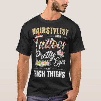 Friseurin mit Tattoos, Hübsche Augen und dick T-Shirt