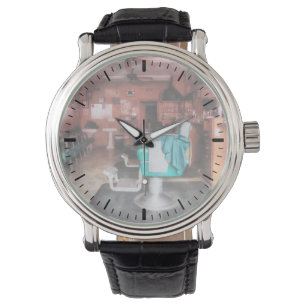 Friseursalon mit grünen Barberstühlen Armbanduhr