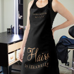 Friseursalon-Mitarbeiter personalisiert Schürze<br><div class="desc">Trendy moderne glamouröse elegante Salon und Friseur / Friseur-Namen Schürze mit trendiger schicke Typografie in Schwarz und Imitat metallisches Kupfergold mit Schere und ein wenig Herz. Geeignet für Friseursalon, Schönheitssalon, Friseur, beruflichen Friseur. Perfect choice for an elegante, anspruchsvolle berufliche Optik. Bitte beachten Sie, dass die Hintergrundfarbe geändert werden kann. Wenn...</div>