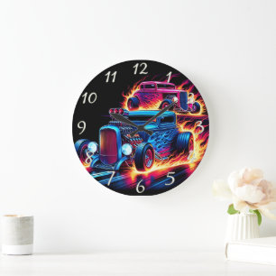 Frisierte Autos, die in der Abenddämmerung durch d Große Wanduhr