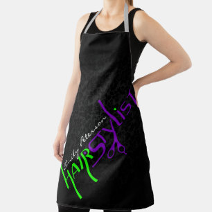 Frisör mit kühnen schwarzen, grünen und violetten schürze