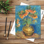Fritillerien in einer Kupfervase Van Gogh Postkarte<br><div class="desc">Eine kunstvolle Postkarte mit dem postimpressionistischen Gemälde des niederländischen Künstlers Vincent van Gogh (1853-1890) mit dem Titel "Fritillaries in a Copper Vase" (1887). Fritillaria ist eine Frühlingsblühbirne. Ein Stillleben rotorangefarbener Blume in einem Kupfertopf vor blauem Hintergrund.</div>