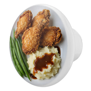 Frittiertes Hühnchen, Kartoffelbrei und grüne Bohn Keramikknauf