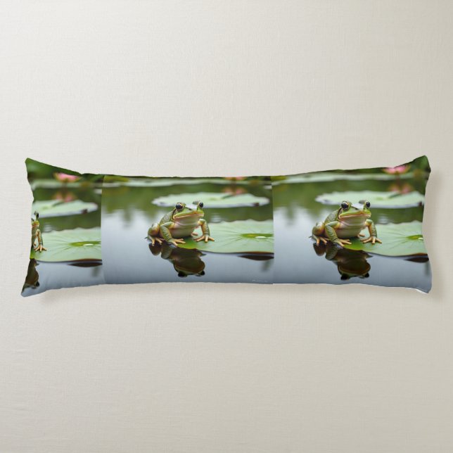 Frog on Lily Pad Serene Pond Body Pillow Design Seitenschläferkissen (Vorderseite)