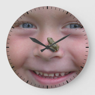 Frog On Nose Große Wanduhr