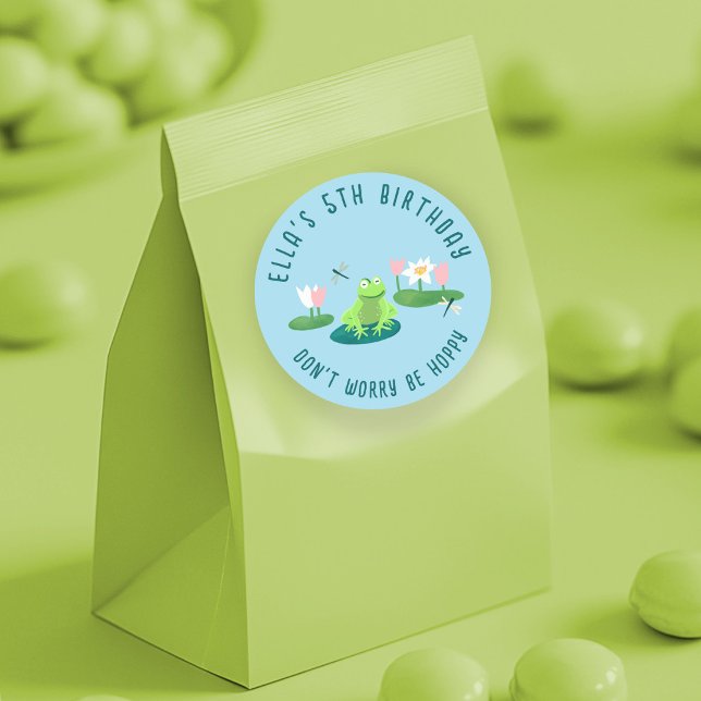 Frogs and Lily Pads Cute Birthday Kids CUSTOM Runder Aufkleber (Frogs and Lily Pads Cute Birthday Kids CUSTOM Classic Round Sticker
)