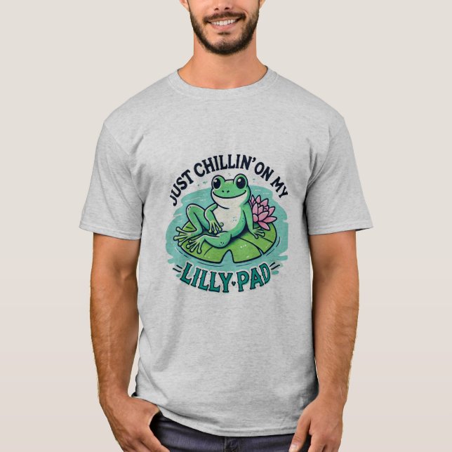 Frogy Vibes: Chill Frog on Lily Pad Design T-Shirt (Vorderseite)