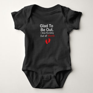 Froh, draußen zu sein. Mir ging der Mutterleib aus Baby Strampler
