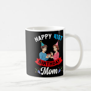 Frohe 41. Geburtstagsfeier der Mutter mit Sohn und Kaffeetasse